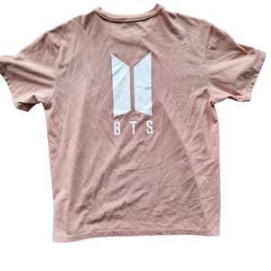 BTS X New Era collab graphic print tee XXL mens Light pink logo spellout collab